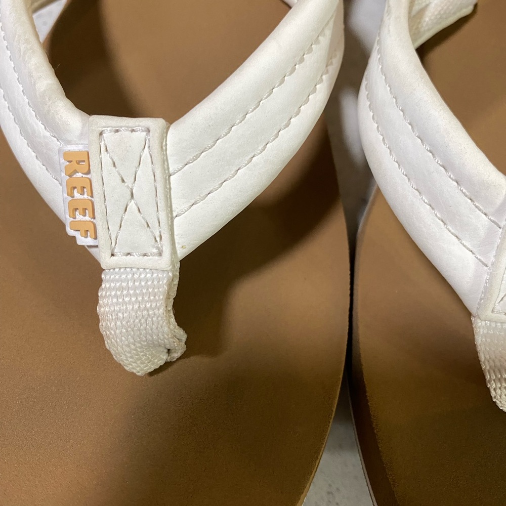 Reef Cushion Brown and White Flip Flops Size 8 - Picture 6 of 8